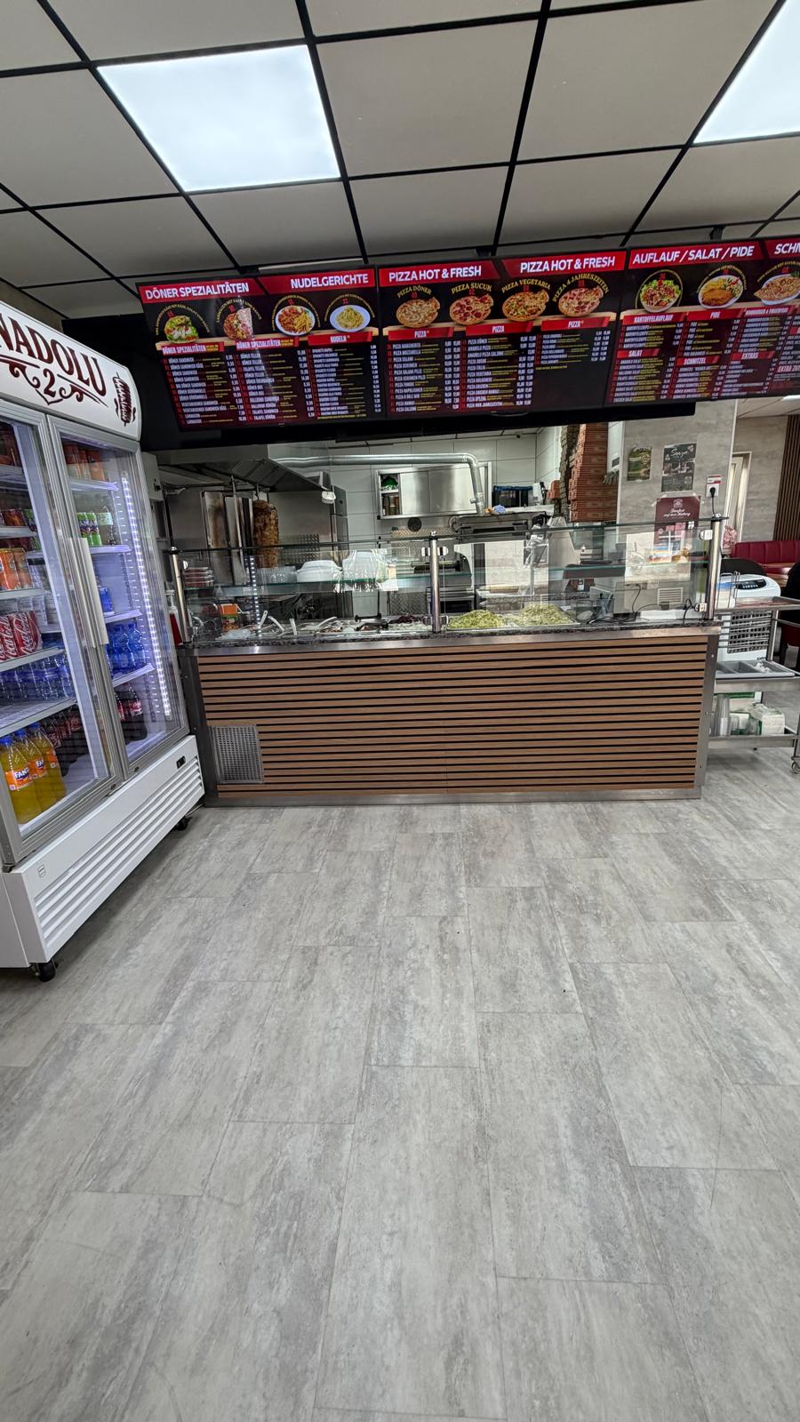 Blick in unser Restaurant: Theke mit Döner-Grill und Speisekarte